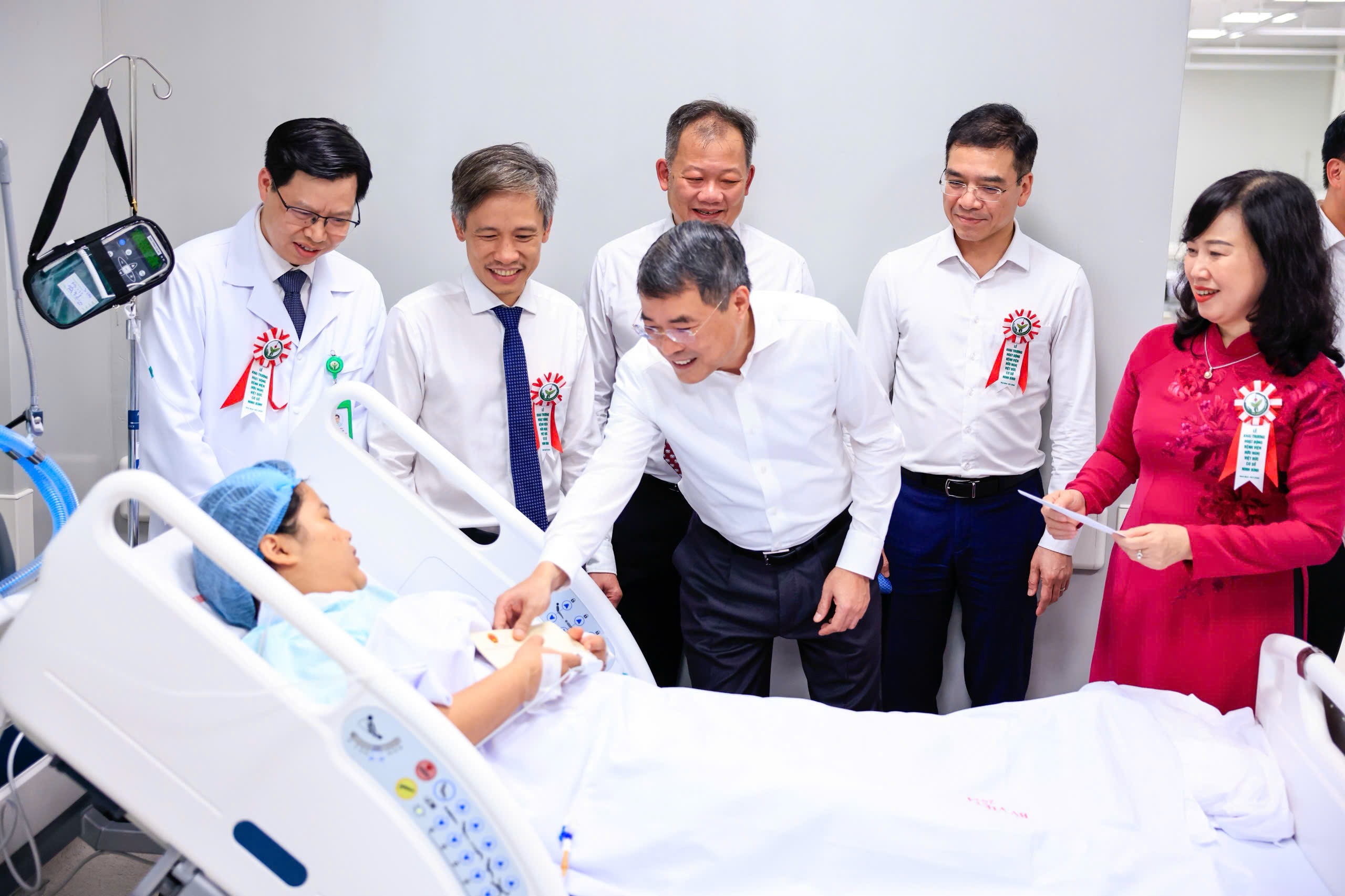 Tiếp nhận ca cấp cứu và thực hiện phẫu thuật đầu tiên tại Bệnh viện Hữu nghị Việt Đức cơ sở Ninh Bình rút ngắn hành trình, nối gần sự sống